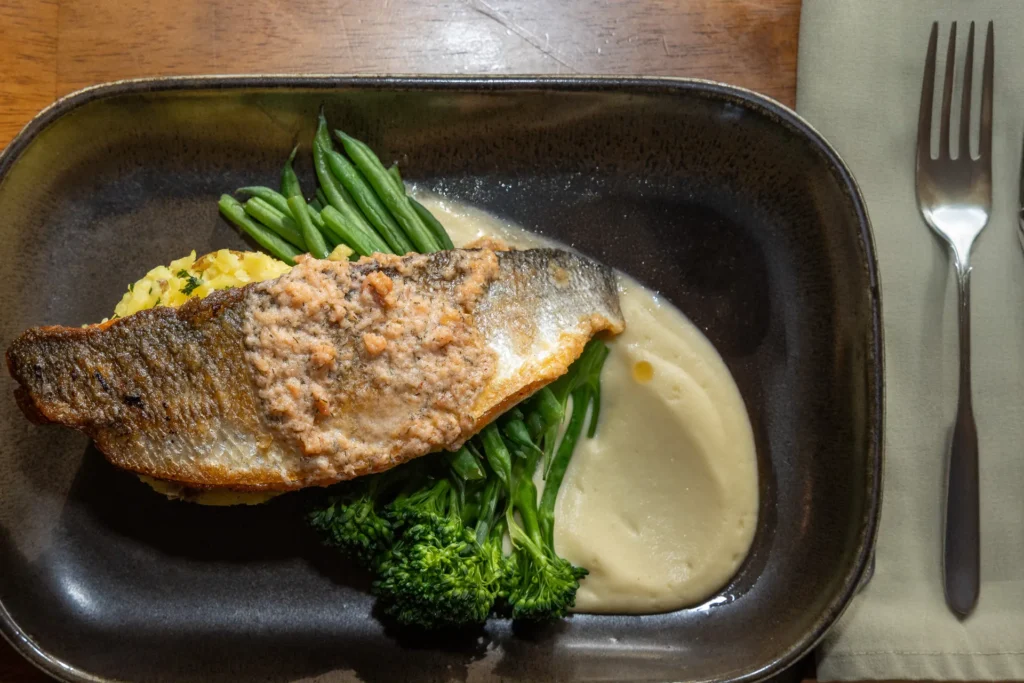 Fish fillet with green beans, broccoli and a creamy sauce